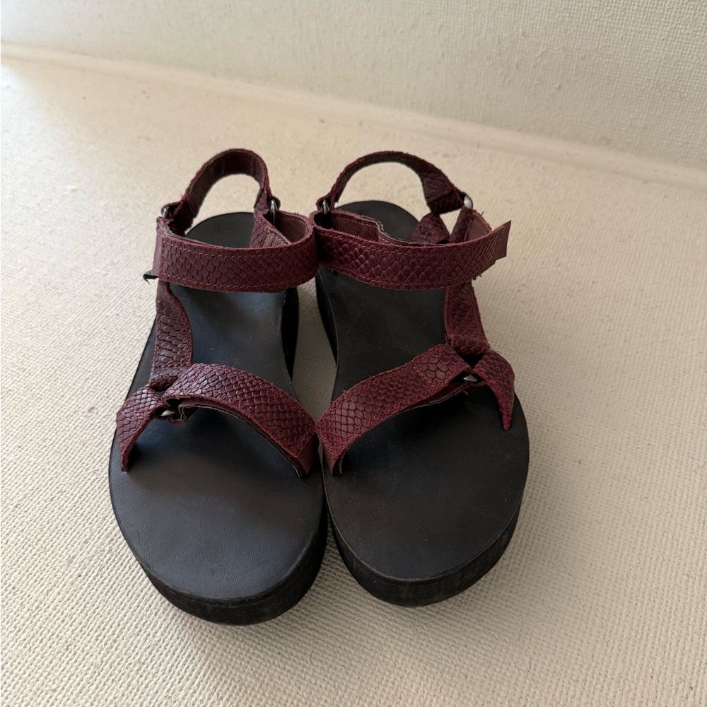 TEVA Flatform Universal Maroon Snake Print Embossed Leather Sandals Sz 8